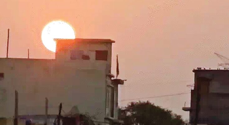 A bright sun shining over a thermometer, depicting the sharp rise in temperature in Raipur and Bilaspur, Chhattisgarh.