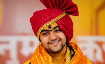 A conceptual image of Pandit Dhirendra Krishna Shastri addressing a massive gathering of devotees during the Hanumant Katha in Korba, Chhattisgarh.