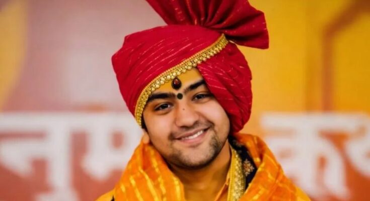 A conceptual image of Pandit Dhirendra Krishna Shastri addressing a massive gathering of devotees during the Hanumant Katha in Korba, Chhattisgarh.