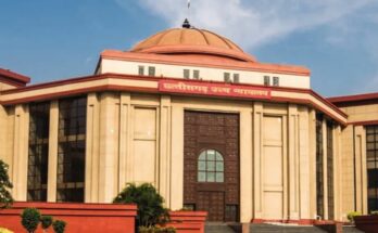 A conceptual image depicting the Bilaspur High Court building alongside a symbolic gavel and sand mining equipment, highlighting the legal stay on illegal lease agreements.