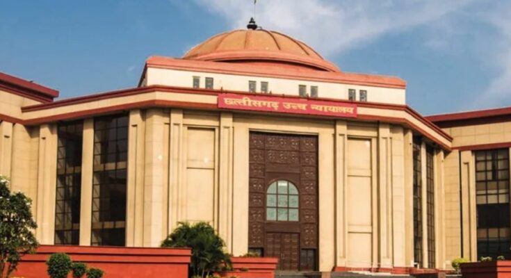 A conceptual image depicting the Bilaspur High Court building alongside a symbolic gavel and sand mining equipment, highlighting the legal stay on illegal lease agreements.
