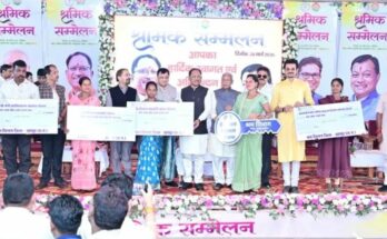 Chief Minister Vishnu Deo Sai addressing the labour convention in Jashpur and distributing financial assistance to construction workers.