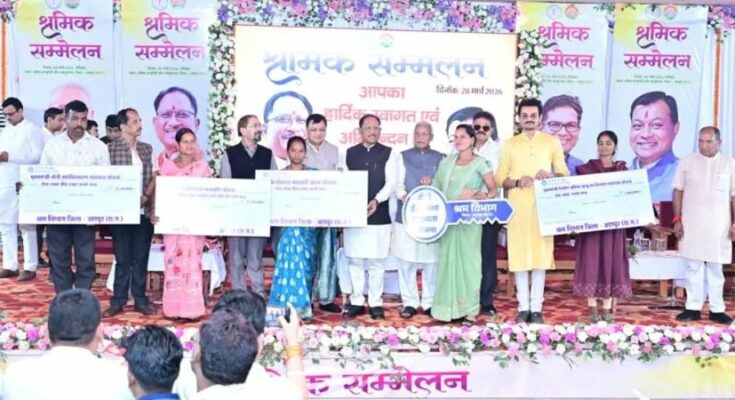 Chief Minister Vishnu Deo Sai addressing the labour convention in Jashpur and distributing financial assistance to construction workers.