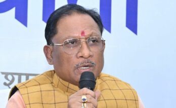 Chhattisgarh Chief Minister Vishnu Deo Sai writing an official letter, with a conceptual backdrop of Rashtrapati Bhavan to represent constitutional dignity.