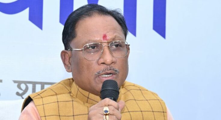 Chhattisgarh Chief Minister Vishnu Deo Sai writing an official letter, with a conceptual backdrop of Rashtrapati Bhavan to represent constitutional dignity.