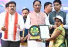 Chhattisgarh Chief Minister Vishnu Deo Sai encouraging and interacting with self-reliant rural women during a state-level event.