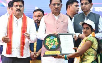 Chhattisgarh Chief Minister Vishnu Deo Sai encouraging and interacting with self-reliant rural women during a state-level event.