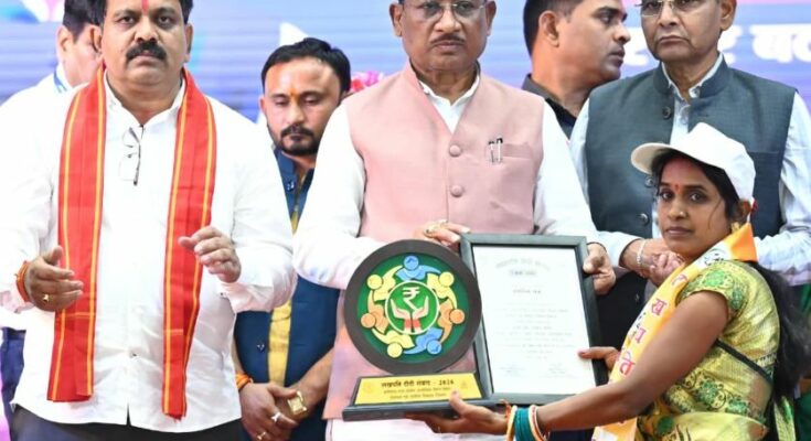 Chhattisgarh Chief Minister Vishnu Deo Sai encouraging and interacting with self-reliant rural women during a state-level event.