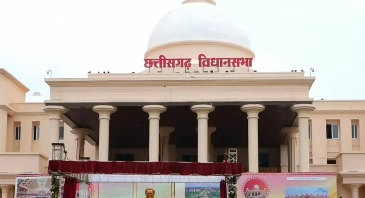 Opposition leaders strongly protesting inside the Chhattisgarh Assembly demanding a high-level inquiry into the alleged 2000 crore liquor scam.