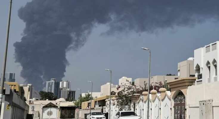 A conceptual image showing the UAE flag alongside a digital screen displaying fake news alerts and handcuffs, representing the strict UAE fake news crackdown.