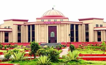 छत्तीसगढ़ हाई कोर्ट की इमारत और हाथ में कानूनी दस्तावेज लिए एक व्यक्ति का प्रतीकात्मक चित्र