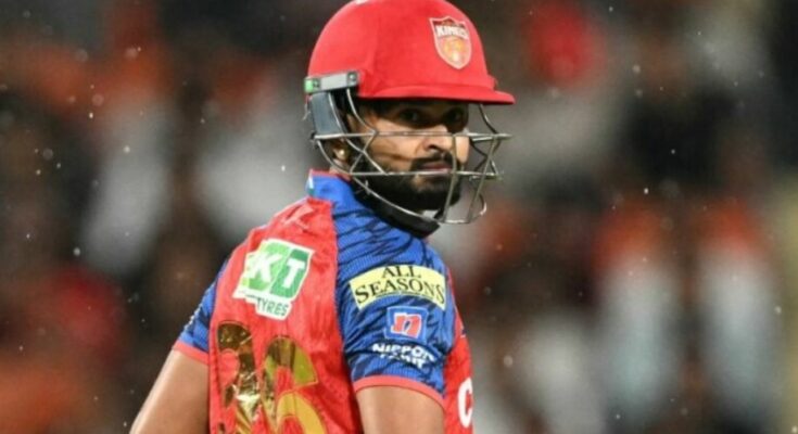 भारतीय क्रिकेट टीम की जर्सी में श्रेयस अय्यर और बीसीसीआई के लोगो का एक प्रतीकात्मक चित्र