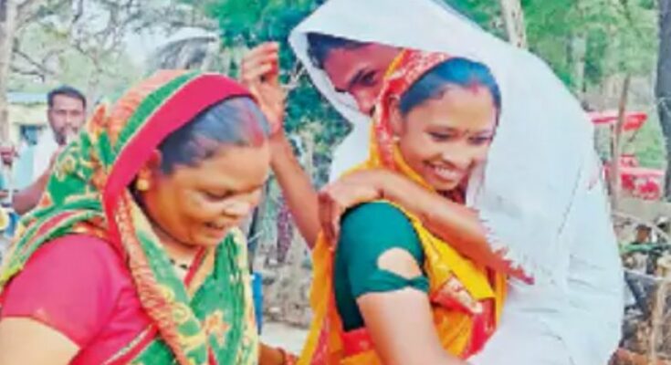 बस्तर के कामाराम गांव में सालों बाद आई बारात और जश्न मनाते गांव वाले