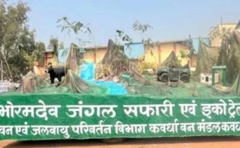 भोरमदेव अभयारण्य के घने जंगलों के बीच नदी को पार करती हुई एक सफारी जिप्सी का दृश्य