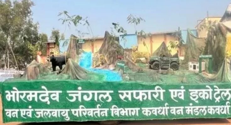 भोरमदेव अभयारण्य के घने जंगलों के बीच नदी को पार करती हुई एक सफारी जिप्सी का दृश्य