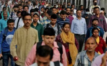 टैबलेट में डेटा दर्ज करते हुए जनगणना कर्मी का प्रतीकात्मक चित्र