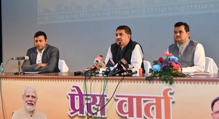 A conceptual image highlighting CG Mineral Revenue, showing a vibrant mining site in Chhattisgarh along with a digital growth graph indicating ₹16,625 crore revenue.