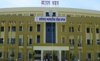 एक युवा कंप्यूटर पर टाइपिंग कर रहा है और बैकग्राउंड में छत्तीसगढ़ उच्च न्यायालय का चित्र