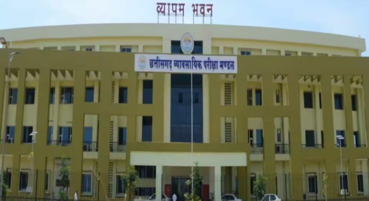 एक युवा कंप्यूटर पर टाइपिंग कर रहा है और बैकग्राउंड में छत्तीसगढ़ उच्च न्यायालय का चित्र