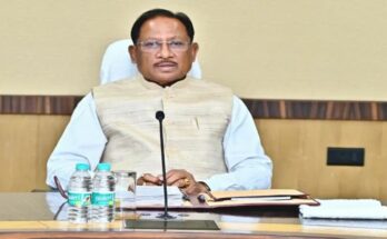 एक मुस्कुराता हुआ ग्रामीण फोन पर बात कर रहा है और बैकग्राउंड में मुख्यमंत्री विष्णुदेव साय की तस्वीर के साथ एक कॉल सेंटर का दृश्य