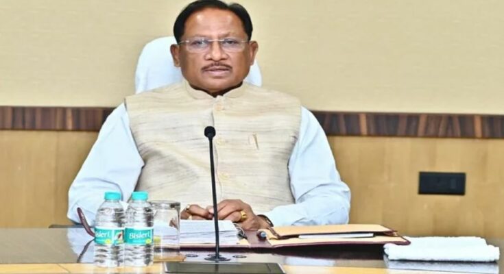 एक मुस्कुराता हुआ ग्रामीण फोन पर बात कर रहा है और बैकग्राउंड में मुख्यमंत्री विष्णुदेव साय की तस्वीर के साथ एक कॉल सेंटर का दृश्य