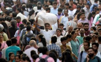 जनगणना के दौरान घर-घर जाकर 33 सवालों की जानकारी जुटाते अधिकारी का चित्र