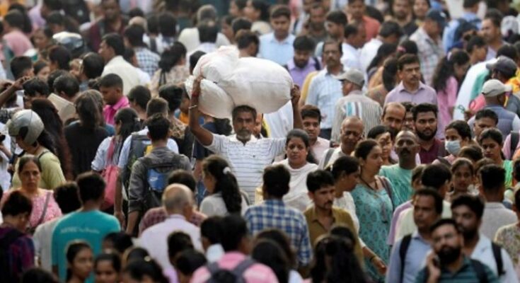 जनगणना के दौरान घर-घर जाकर 33 सवालों की जानकारी जुटाते अधिकारी का चित्र