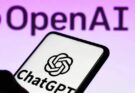 एक लैपटॉप स्क्रीन जिस पर चैटजीपीटी का लोगो है और स्क्रीन से बाहर निकलती हुई एक बेहद यथार्थवादी एआई जनरेटेड रंगीन 3D तस्वीर