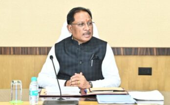 एक सरकारी कार्यालय में काम करते हुए कर्मचारियों की तस्वीर और बैकग्राउंड में 'Leave Cancelled' का एक प्रतीकात्मक स्टैंप