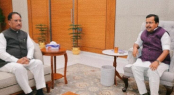 A conceptual image highlighting Chhattisgarh Politics, showing CM Vishnu Deo Sai presenting a Bastar bell metal artwork to PM Narendra Modi, with Nitin Nabin in the background.