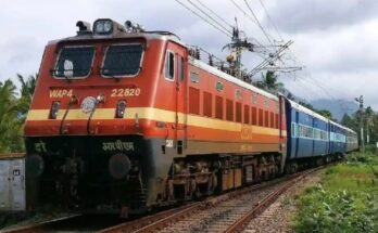 भारतीय रेलवे की एक ट्रेन जो स्टेशन पर खड़ी है और यात्री प्लेटफॉर्म पर इंतजार कर रहे हैं