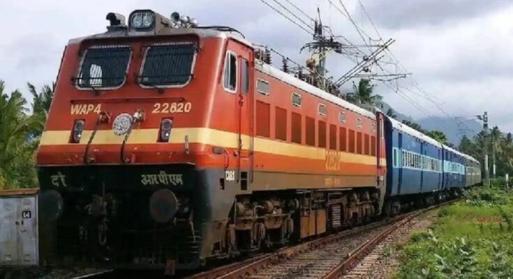 भारतीय रेलवे की एक ट्रेन जो स्टेशन पर खड़ी है और यात्री प्लेटफॉर्म पर इंतजार कर रहे हैं