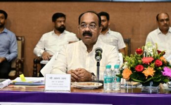 डिप्टी सीएम अरुण साव की तस्वीर और बैकग्राउंड में एक तरफ पानी का टैंकर और दूसरी तरफ अवैध निर्माण का प्रतीकात्मक चित्र