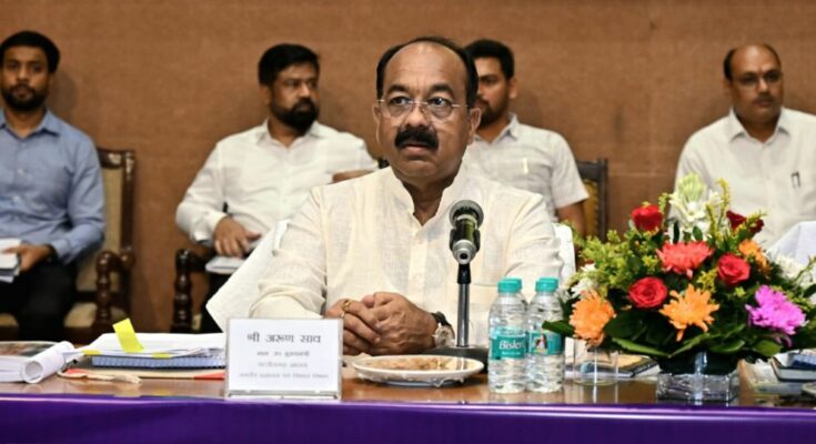 डिप्टी सीएम अरुण साव की तस्वीर और बैकग्राउंड में एक तरफ पानी का टैंकर और दूसरी तरफ अवैध निर्माण का प्रतीकात्मक चित्र