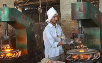 फिरोजाबाद की कांच की फैक्ट्री में काम करता मजदूर और गैस संकट का प्रभाव