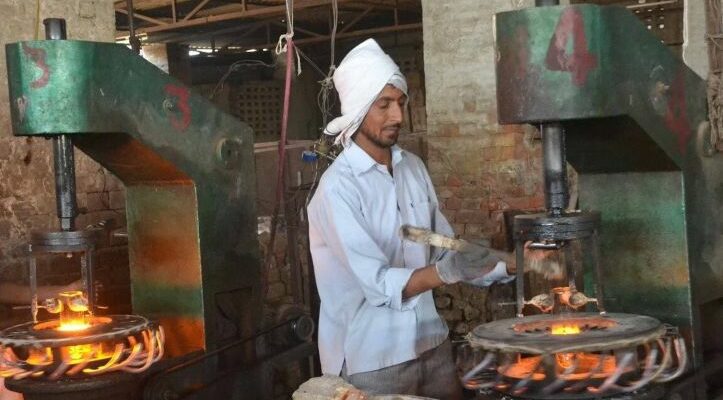 फिरोजाबाद की कांच की फैक्ट्री में काम करता मजदूर और गैस संकट का प्रभाव