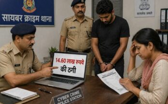 एक परेशान महिला फोन पर बात करते हुए और बैकग्राउंड में एक लैपटॉप स्क्रीन पर हैकर का प्रतीक चिह्न