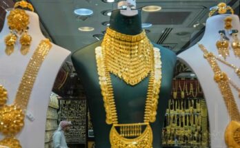 सोने और चांदी के सिक्कों के साथ शेयर बाजार का गिरता हुआ ग्राफ