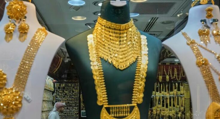 सोने और चांदी के सिक्कों के साथ शेयर बाजार का गिरता हुआ ग्राफ