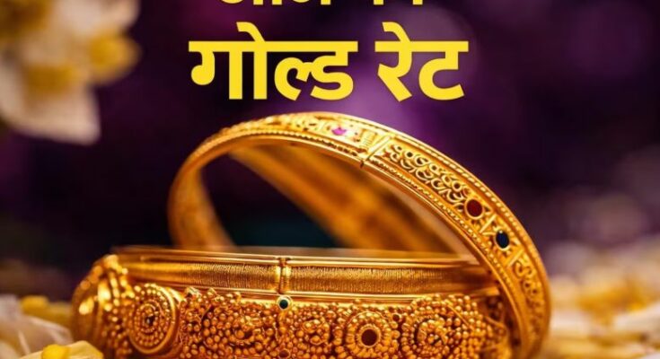 एक तरफ सोने के बिस्कुट और चांदी के सिक्के, और दूसरी तरफ जेवर खरीदती हुई एक भारतीय महिला