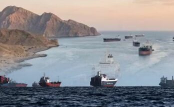 होर्मुज स्ट्रेट से गुजरता हुआ एक विशाल कार्गो शिप और नीचे गिरते हुए कच्चे तेल के दामों का लाल ग्राफ