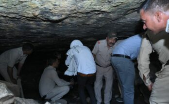 एक अंधेरी भूमिगत सुरंग में टॉर्च की रोशनी से जांच करते हुए सेंट्रल फ्लाइंग स्क्वॉड के अधिकारी