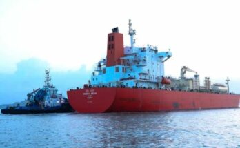 समुद्र में चलता हुआ एक विशाल एलपीजी टैंकर और भारतीय नौवहन का प्रतीकात्मक चित्र