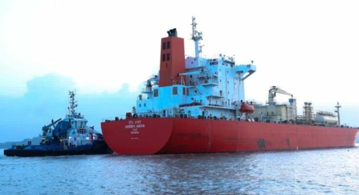 समुद्र में चलता हुआ एक विशाल एलपीजी टैंकर और भारतीय नौवहन का प्रतीकात्मक चित्र