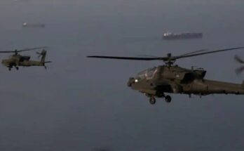 समुद्र में एक भारतीय तेल टैंकर और बैकग्राउंड में विदेश मंत्रालय का प्रतीकात्मक चित्र