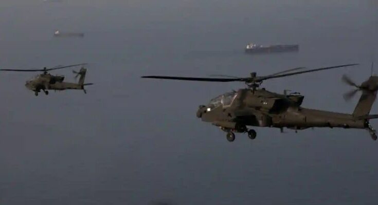 समुद्र में एक भारतीय तेल टैंकर और बैकग्राउंड में विदेश मंत्रालय का प्रतीकात्मक चित्र