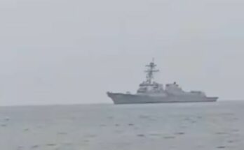 समुद्र में अमेरिकी जंगी जहाज और आसमान में मिसाइल का प्रतीकात्मक चित्र