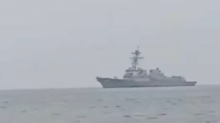 समुद्र में अमेरिकी जंगी जहाज और आसमान में मिसाइल का प्रतीकात्मक चित्र