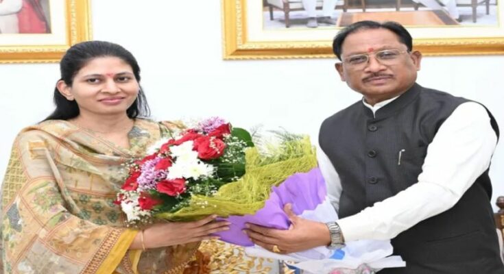 Chief Minister Vishnu Deo Sai warmly welcoming Union Minister Raksha Khadse at his residence to discuss the ongoing Khelo India Tribal Games 2026.