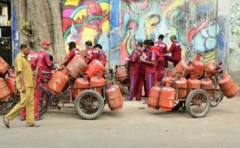 खाली रसोई गैस सिलेंडर और ग्लोबल सप्लाई चेन पर मंडराते संकट का प्रतीकात्मक चित्र